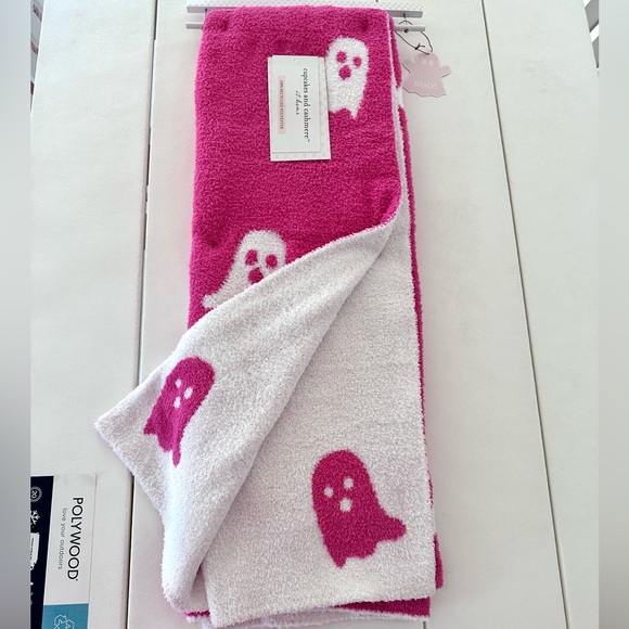 👻 NWT Viral pink and white ghost blanket! cupcakes and cashmere - Picture 4 of 4